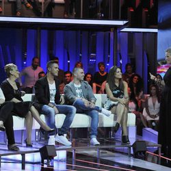 Los familiares escuchan atentamente a Mercedes Milá en el plató de 'Gran Hermano 16'