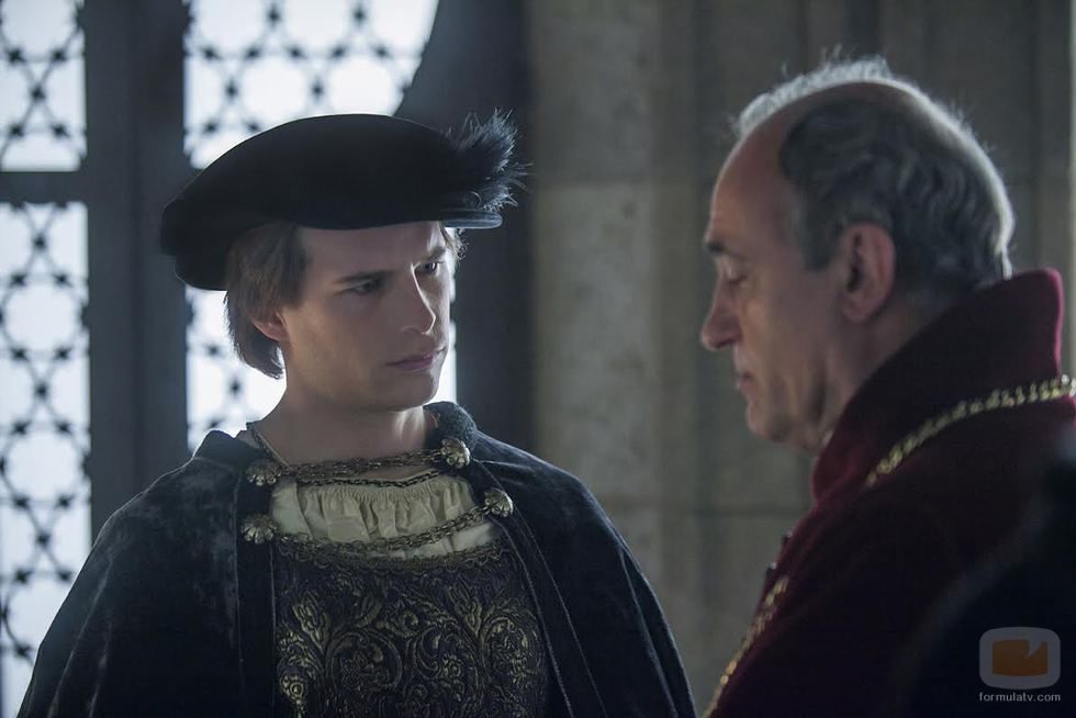 Carlos V escucha a su preceptor, Adriano de Utrecht en 'Carlos, Rey Emperador'