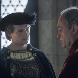 Carlos V escucha a su preceptor, Adriano de Utrecht en 'Carlos, Rey Emperador'