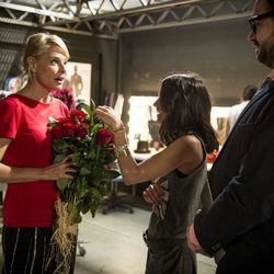 Candela recibe flores de un admirador en el comienzo de la nueva temporada de 'B&b, de boca en boca'