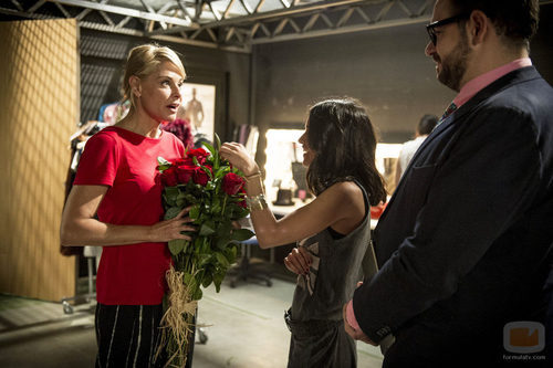 Candela recibe flores de un admirador en el comienzo de la nueva temporada de 'B&b, de boca en boca'