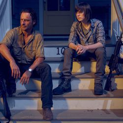 Andrew Lincoln y Chandler Riggs son Rick y Carl Grimes en la sexta temporada de 'The Walking Dead'