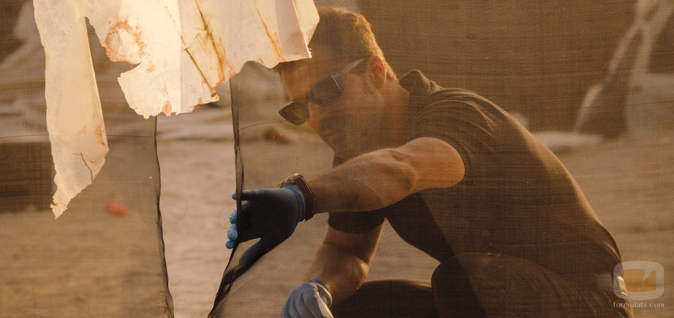 Héctor comienza a investigar el lugar del asesinato en 'Mar de plástico'