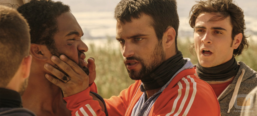 Lucas amenaza a Kaled y lo coge violentamente en 'Mar de plástico'