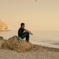 Lucas observa a Fara salir del agua en 'Mar de plástico'