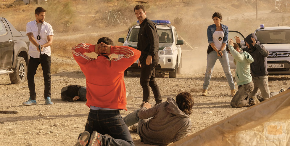El equipo de Héctor detiene una pelea en Campoamargo en 'Mar de plástico'