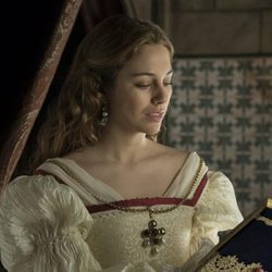 Isabel de Portugal lee atentamente un libro en 'Carlos, Rey Emperador'