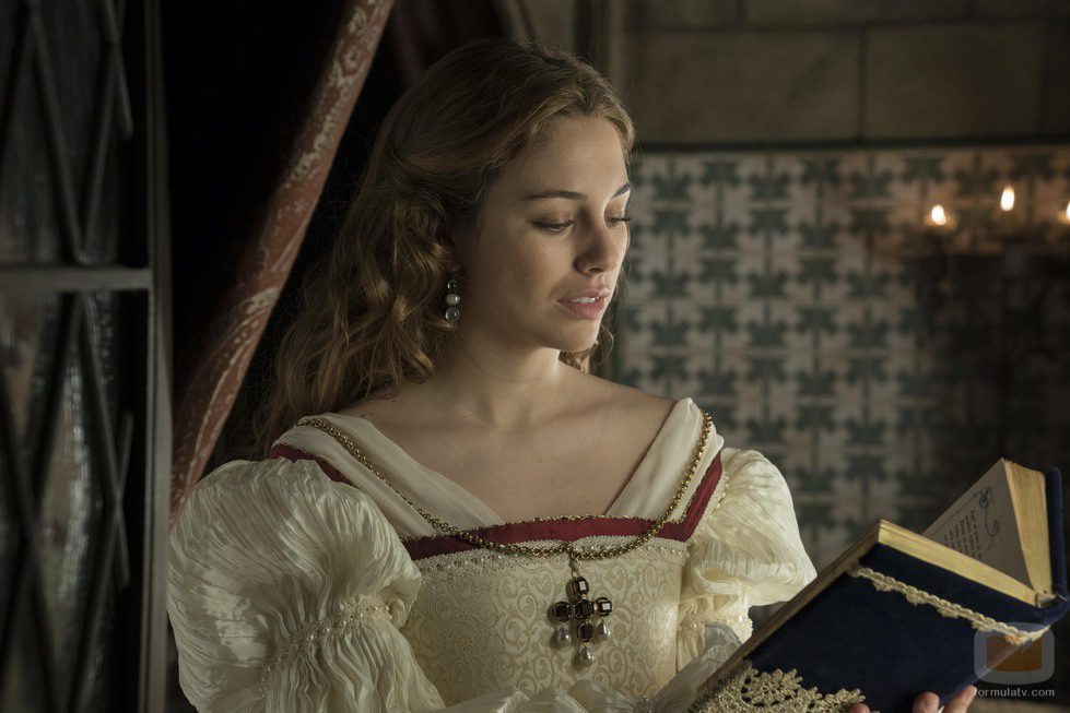 Isabel de Portugal lee atentamente un libro en 'Carlos, Rey Emperador'