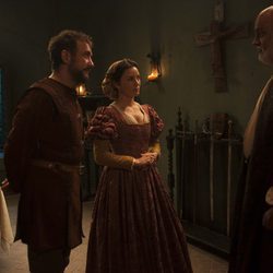 Hernán Cortés y Catalina hablan con Velázquez en 'Carlos, Rey Emperador'