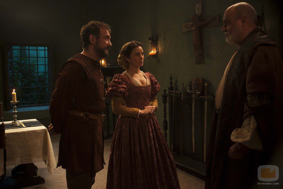 Hernán Cortés y Catalina hablan con Velázquez en 'Carlos, Rey Emperador'
