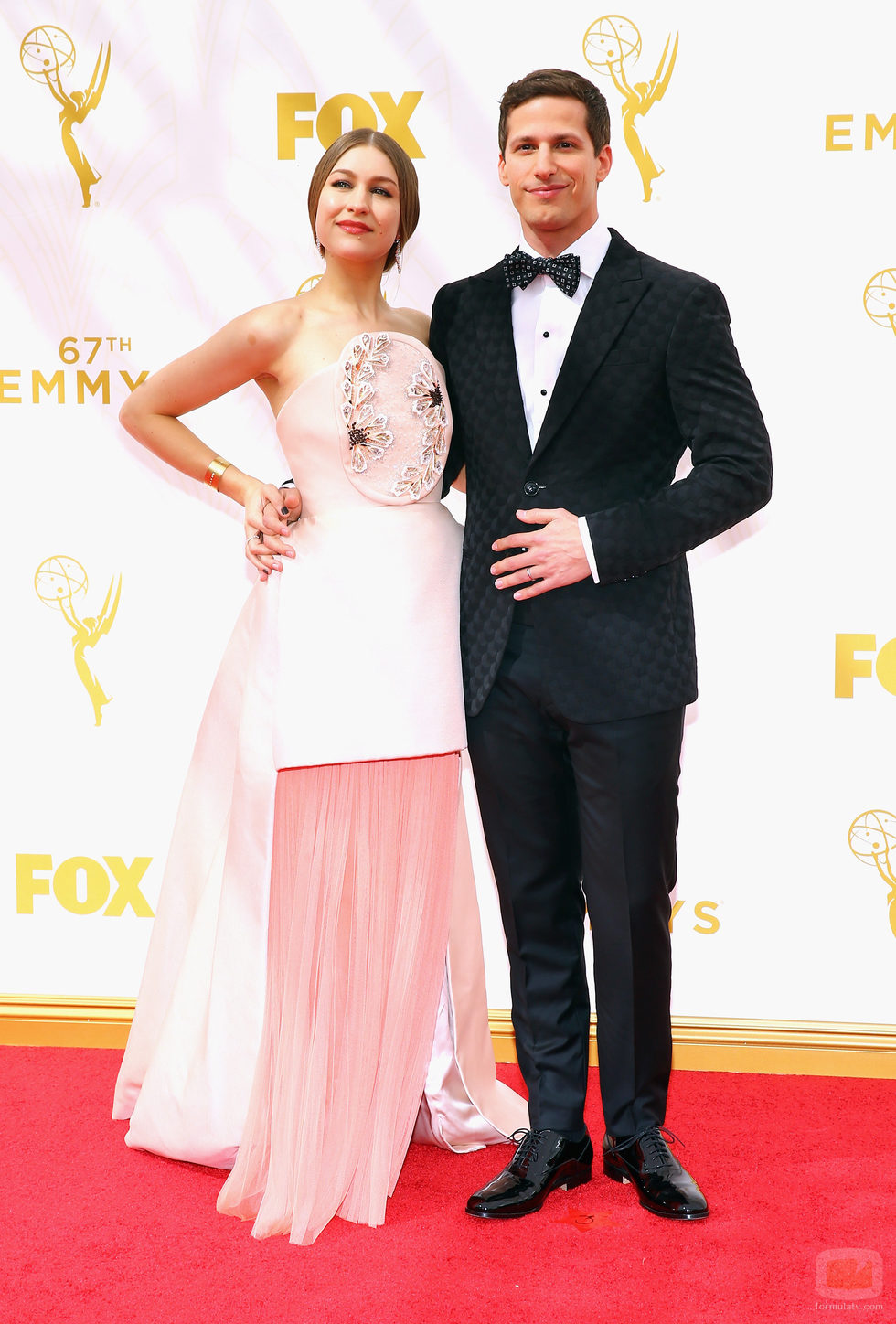 Andy Samberg y su mujer en los Emmy 2015