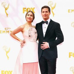 Andy Samberg y su mujer en los Emmy 2015
