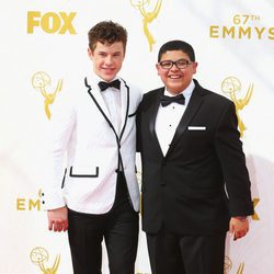 Rico Rodriguez y Nolan Gould en los Emmy 2015