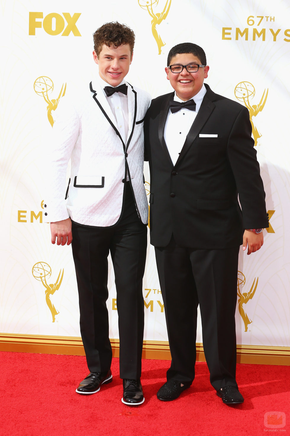 Rico Rodriguez y Nolan Gould en los Emmy 2015