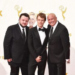 John Bradley-West, Alfie Allen y Conleth Hill en los Emmy 2015