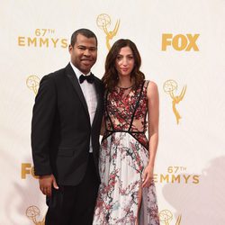Jordan Peele y Chelsea Peretti en los Emmy 2015