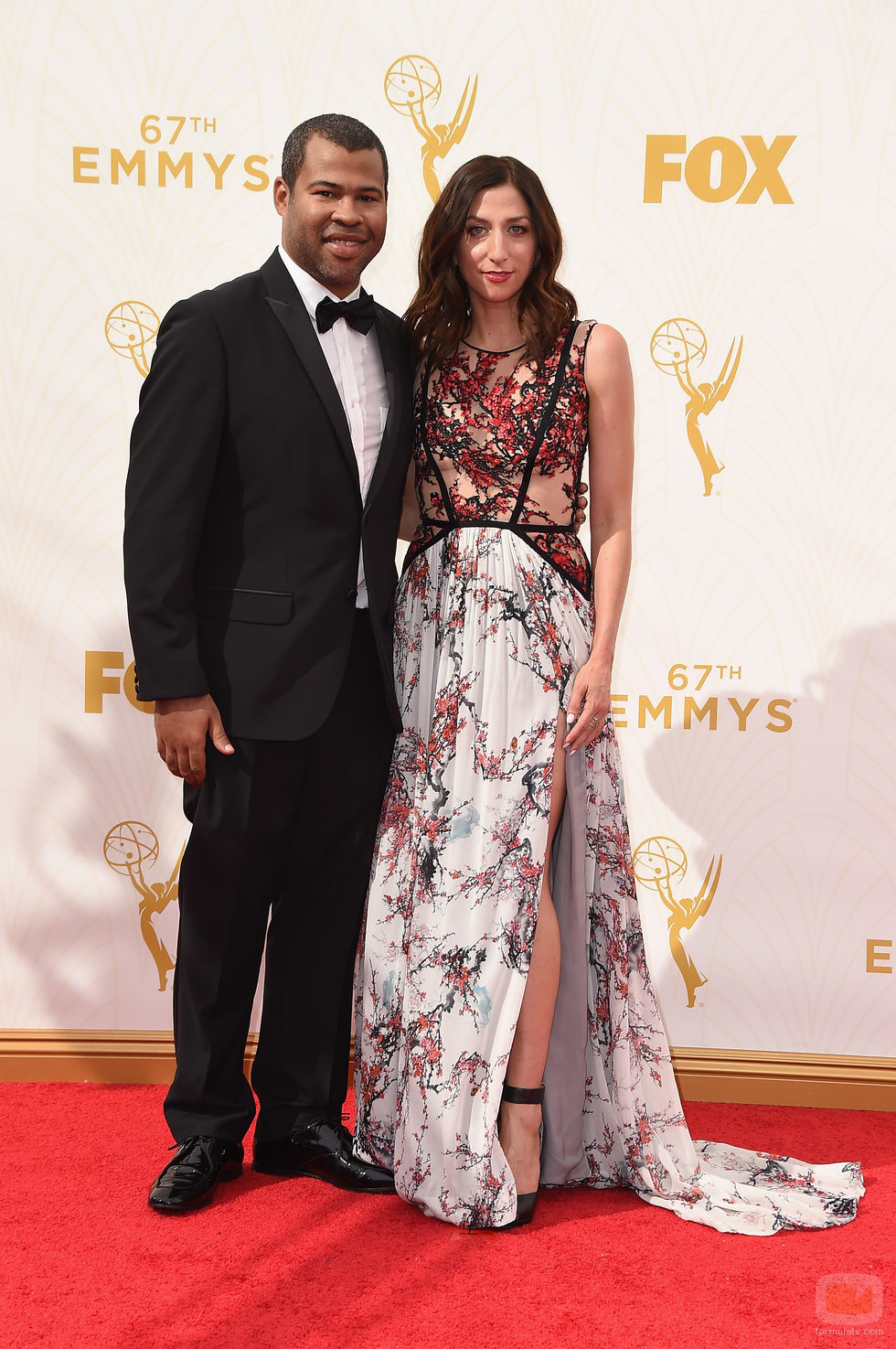 Jordan Peele y Chelsea Peretti en los Emmy 2015