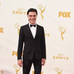 Finn Wittrock en la alfombra roja de los Emmy 2015