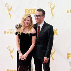 Fred Armisen y Natascha Lyonne en los Emmy 2015