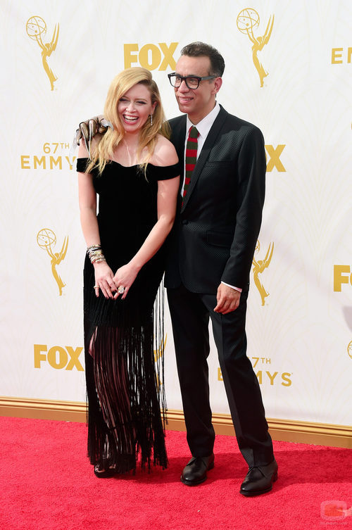 Fred Armisen y Natascha Lyonne en los Emmy 2015