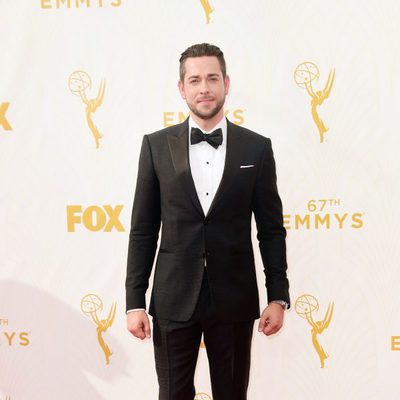 Zachary Levi en los Emmys 2015