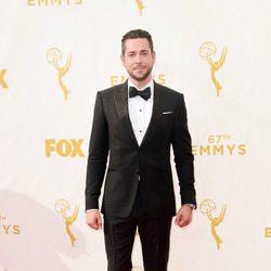 Zachary Levi en los Emmys 2015