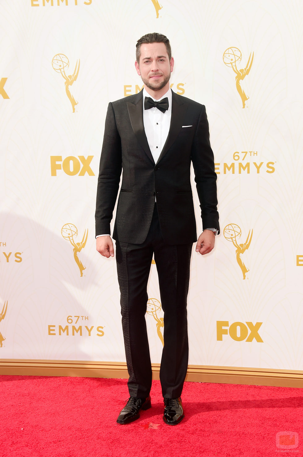 Zachary Levi en los Emmys 2015