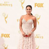 Gina Rodriguez en la alfombra roja de los Emmys 2015