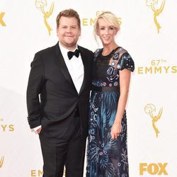 James Corden y Julia Carey en los Emmy 2015