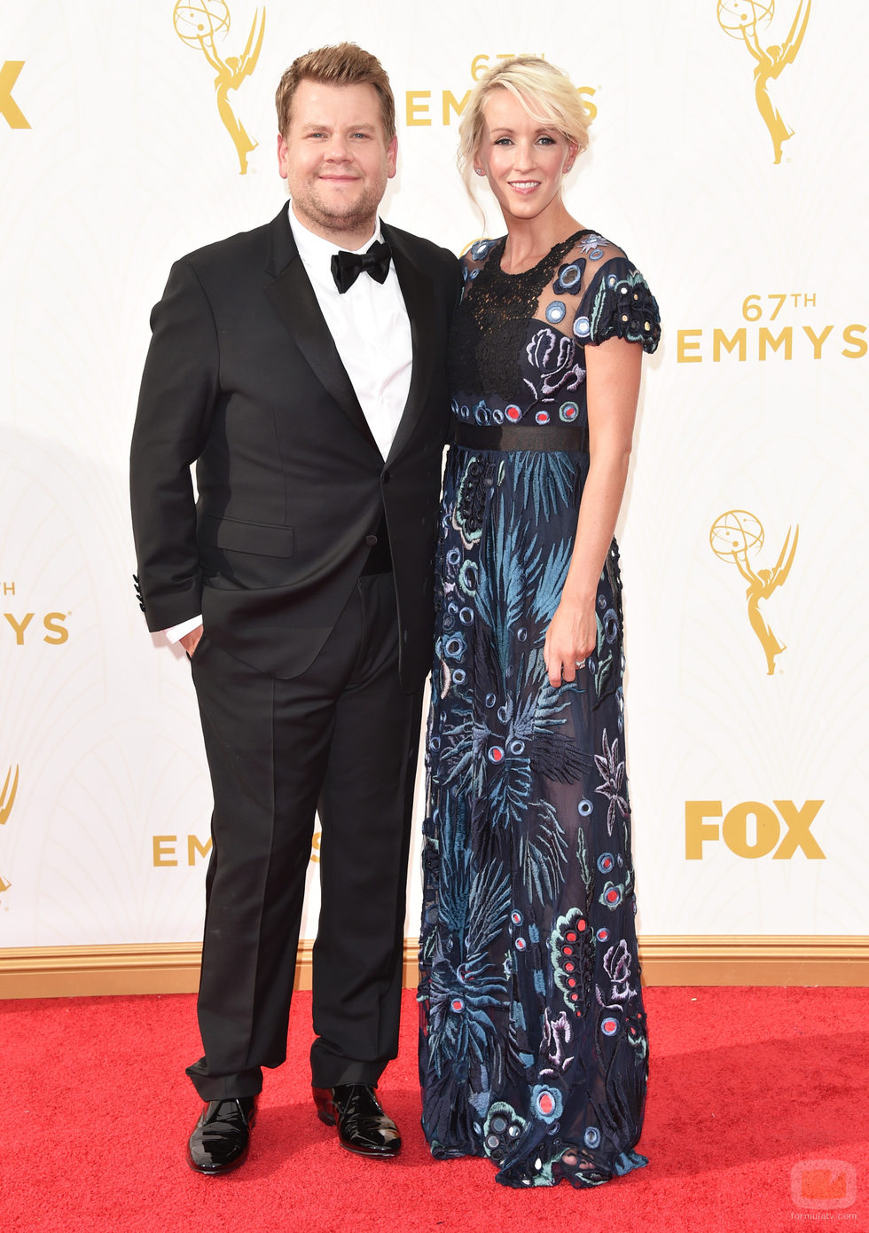 James Corden y Julia Carey en los Emmy 2015