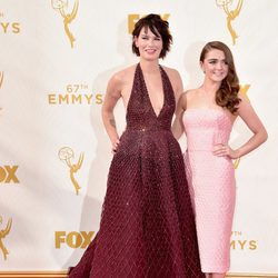 Maisie Williams y Lena Headey en los Emmy 2015