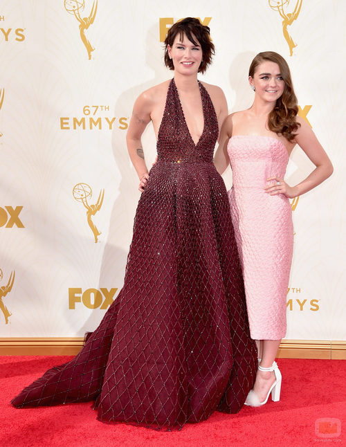 Maisie Williams y Lena Headey en los Emmy 2015
