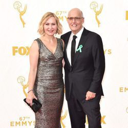 Jeffrey Tambor y Kasia Ostlun en los Emmys 2015