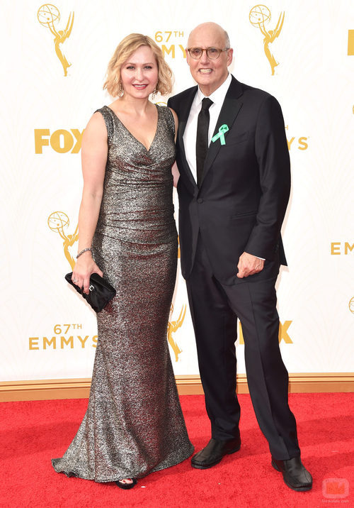 Jeffrey Tambor y Kasia Ostlun en los Emmys 2015