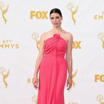 Jessica Pare en la alfombra roja de los Emmy 2015