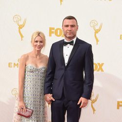 Naomi Watts y Liev Schreiber en los Emmy 2015