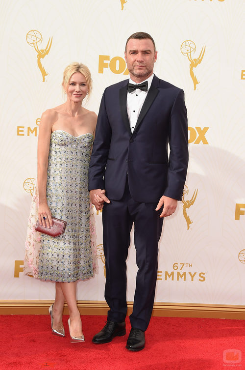 Naomi Watts y Liev Schreiber en los Emmy 2015