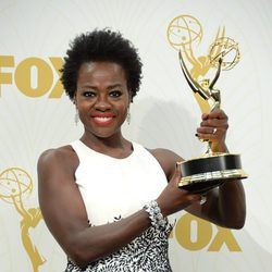 Viola Davis muestra su premio con gran alegría en los Emmy 2015