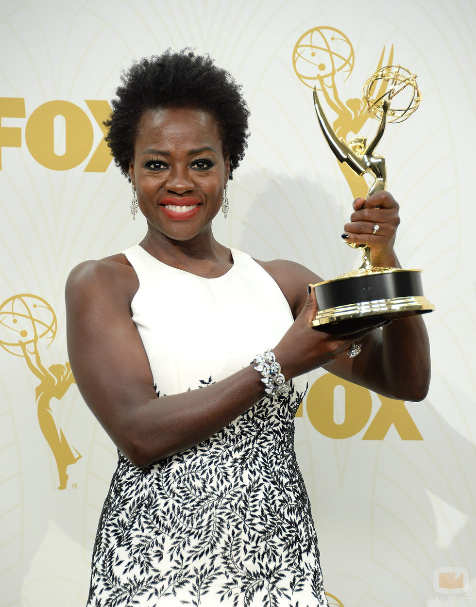 Viola Davis muestra su premio con gran alegría en los Emmy 2015