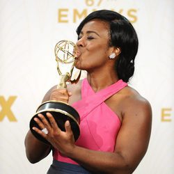 Uzo Aduba besa su recompensa de los Emmy 2015