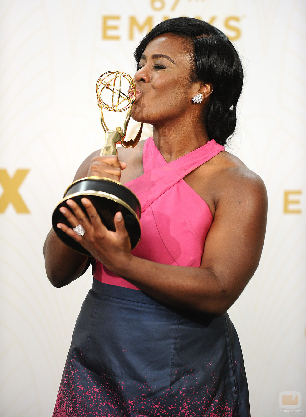 Uzo Aduba besa su recompensa de los Emmy 2015