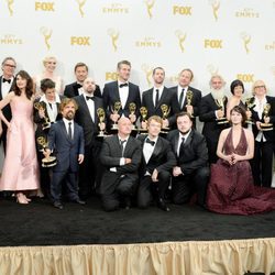 El equipo de 'Juego de Tronos' presumen juntos de sus Emmy 2015