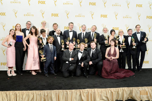 El equipo de 'Juego de Tronos' presumen juntos de sus Emmy 2015