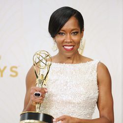 Regina King, de flamante blanco, eleva su premio Emmy 2015