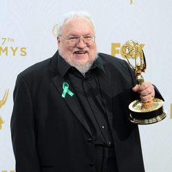 George R.R. Martin posa junto a uno de sus premios Emmy 2015