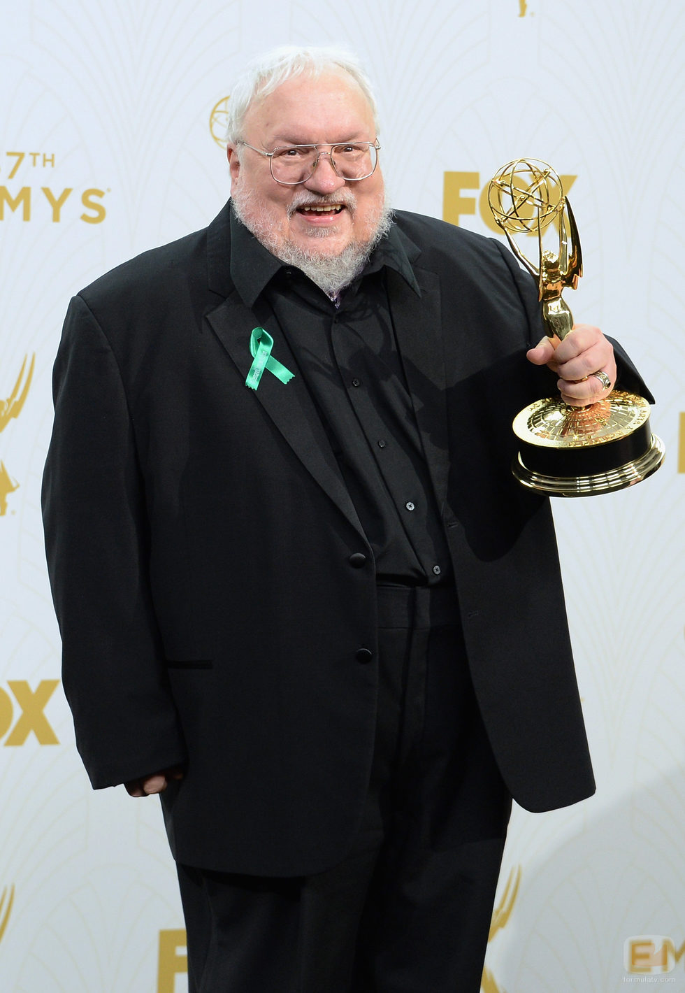 George R.R. Martin posa junto a uno de sus premios Emmy 2015