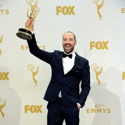 Tony Hale, con gran alegría y entusiasmo, luce su premio Emmy 2015