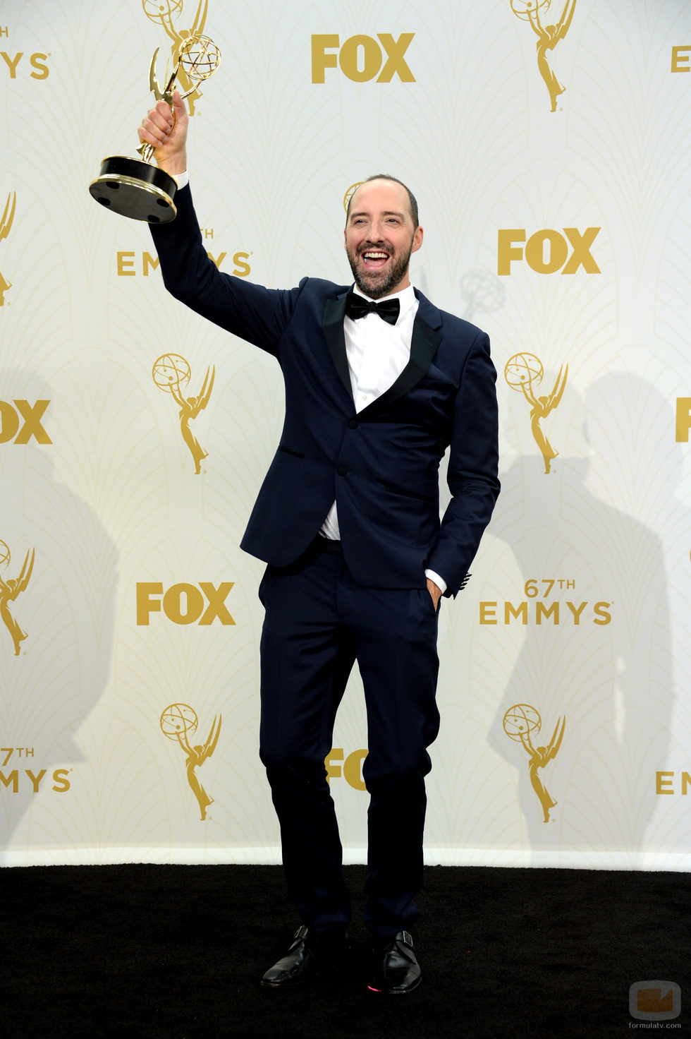 Tony Hale, con gran alegría y entusiasmo, luce su premio Emmy 2015