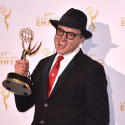 Bradley Whitford le canta a su premio Emmy 2015