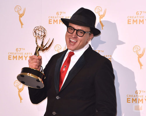 Bradley Whitford le canta a su premio Emmy 2015